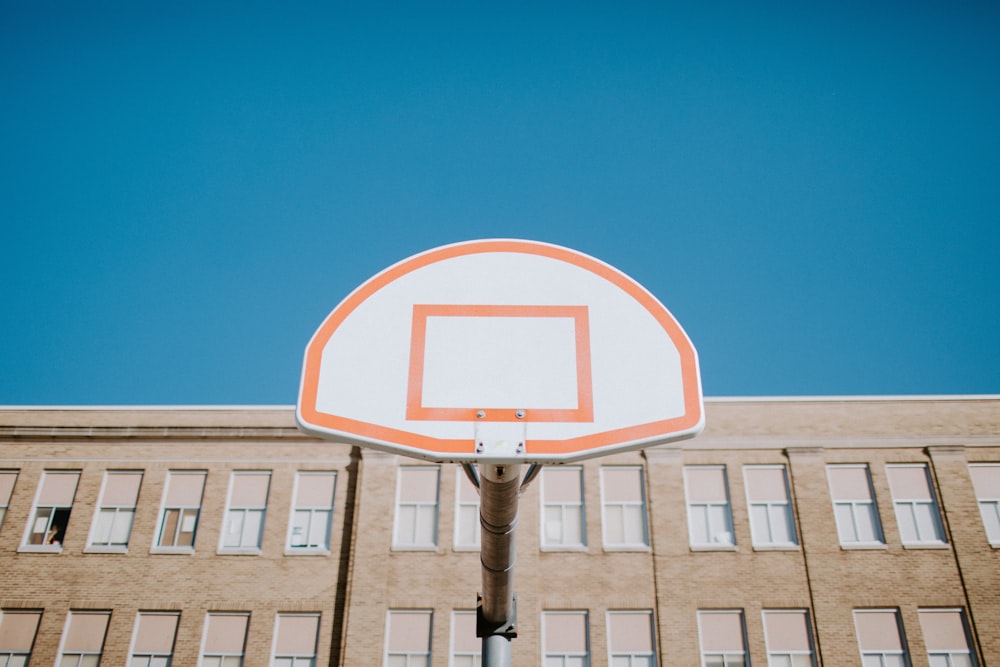 canasta de baloncesto roja y blanca