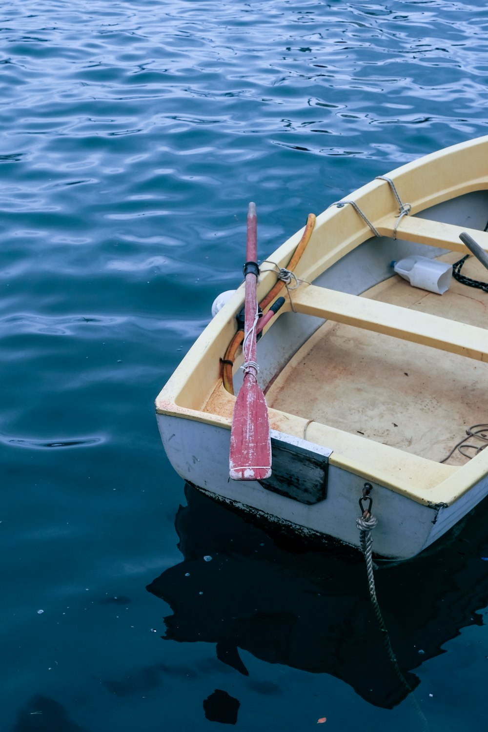 weißes und braunes Boot auf dem Wasser