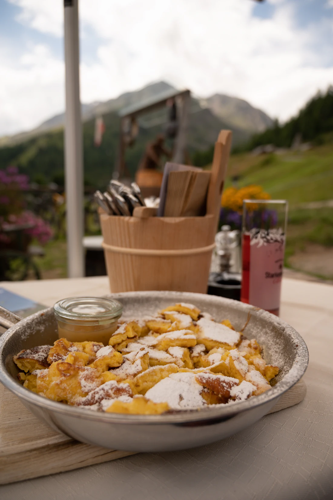 Kaiserschmarrn in een metalen schaal op een berghut