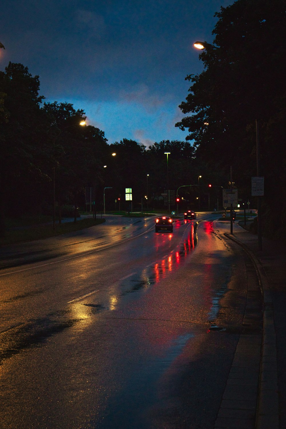 夜間の道路を走る車