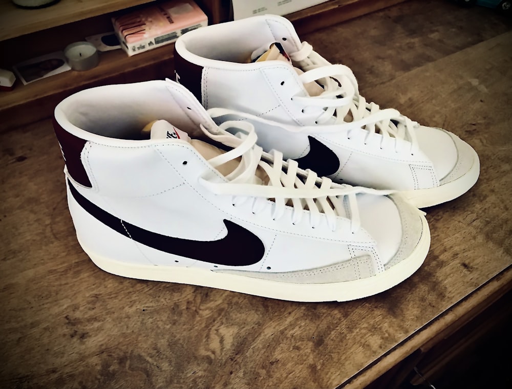 white nike low top sneakers