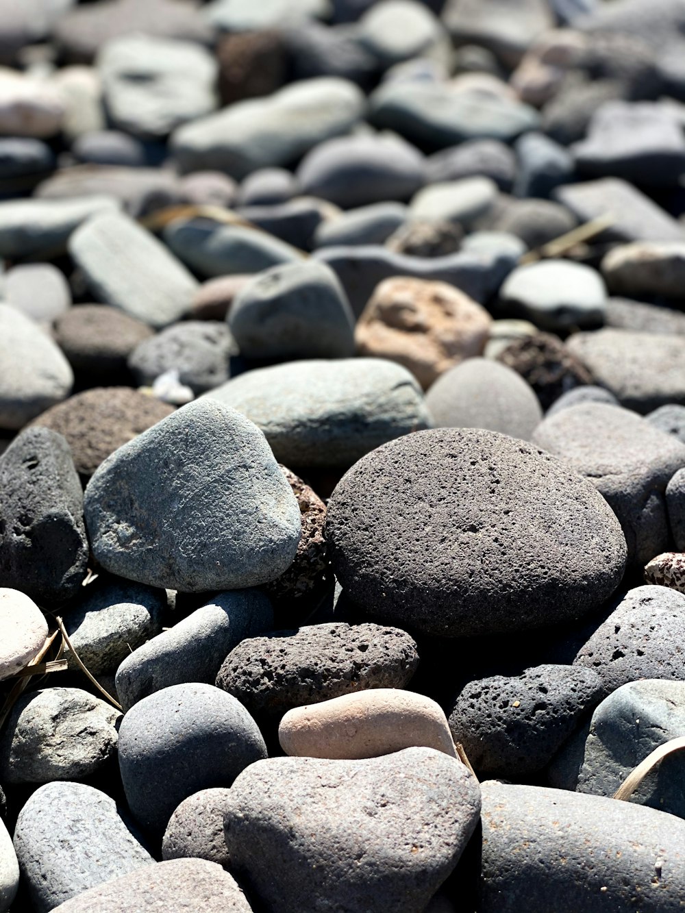 piedras grises y negras sobre piedras grises y blancas
