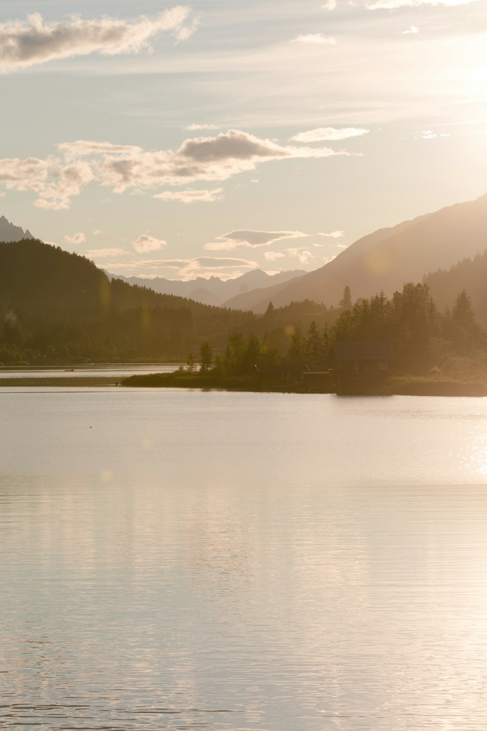 See in der Nähe von grünen Bäumen und Bergen tagsüber