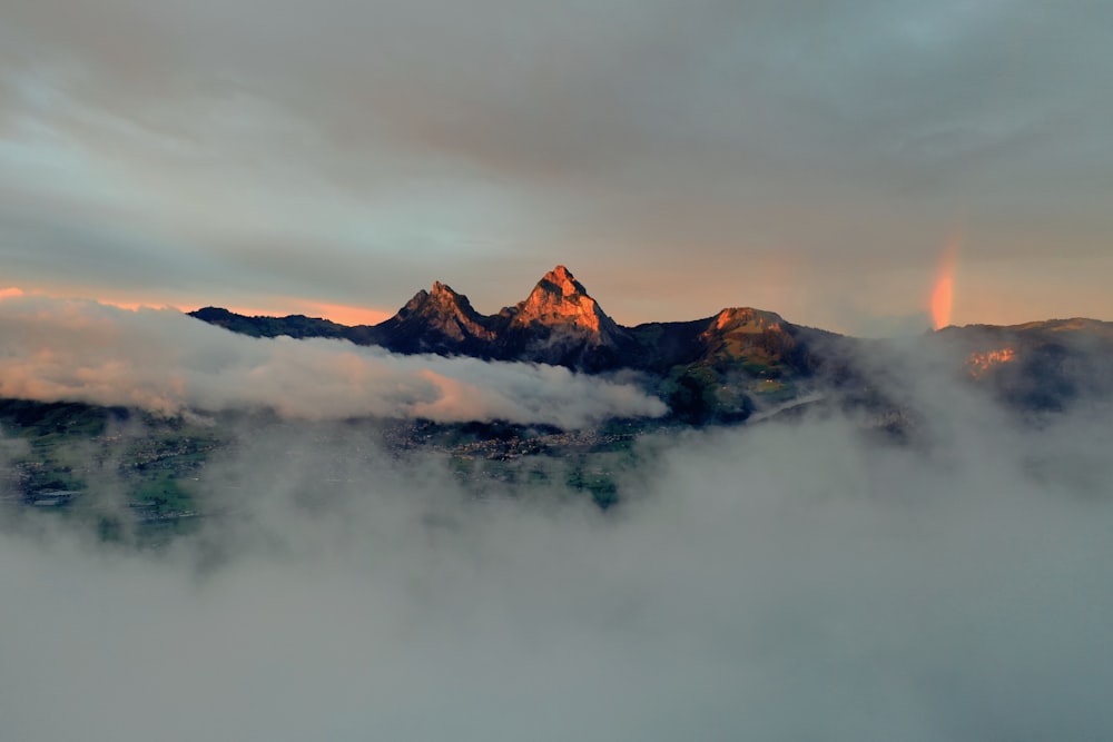 montagne brune couverte de nuages