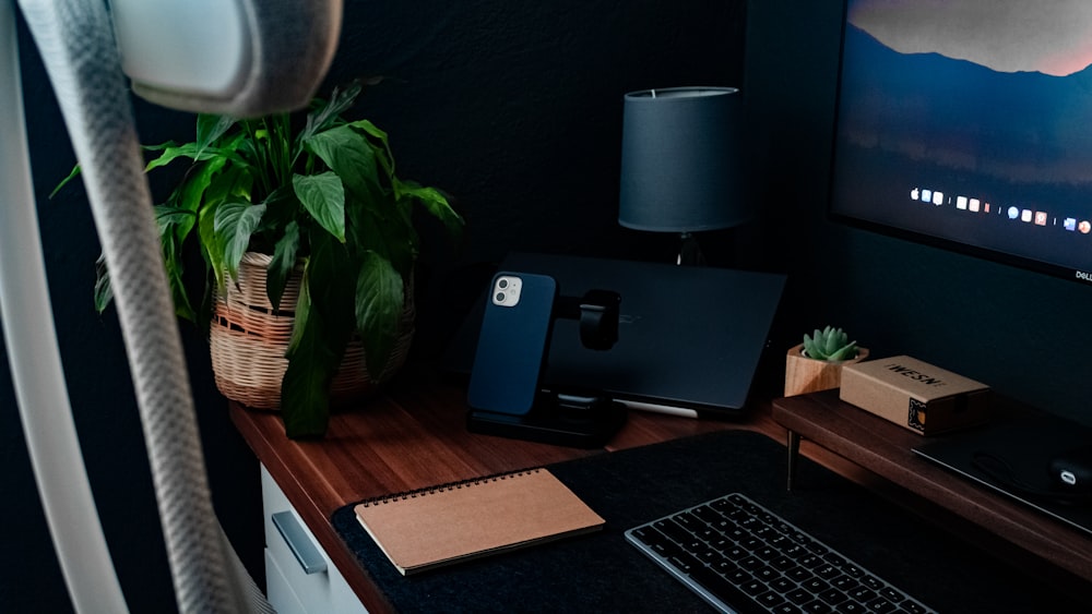 MacBook Pro argenté sur un bureau en bois marron