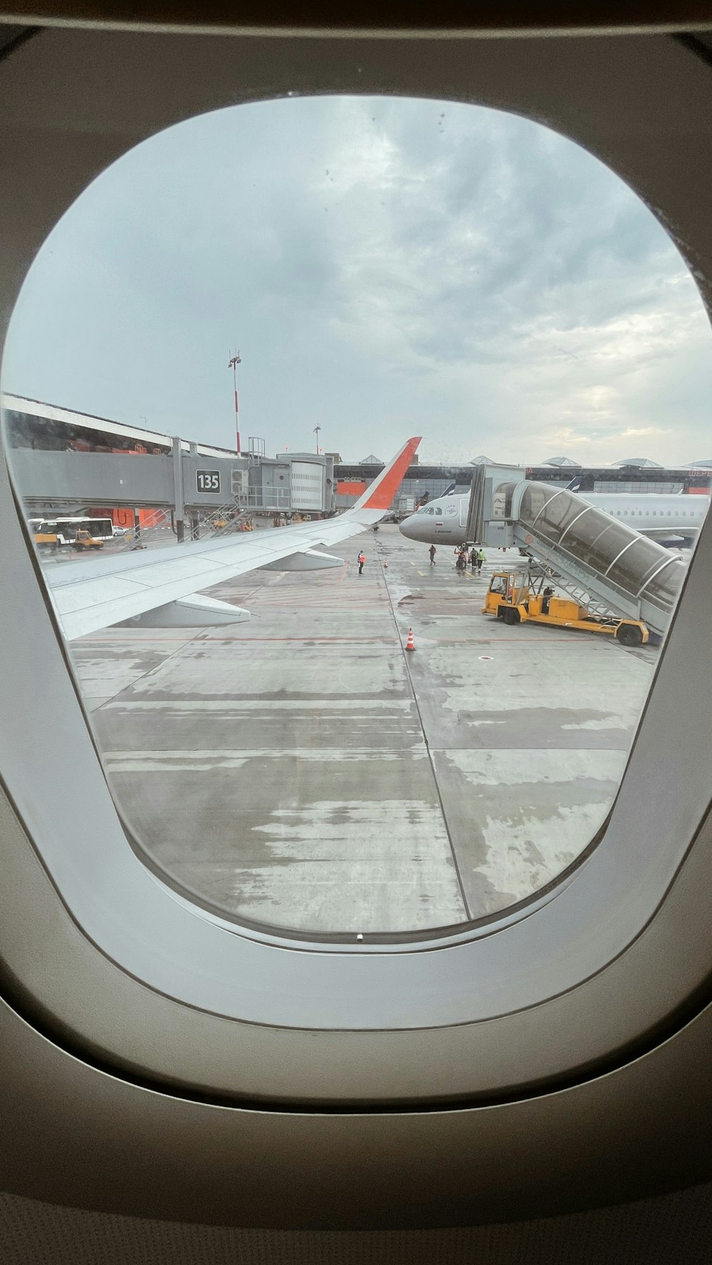 Avión blanco y naranja en el aeropuerto durante el día