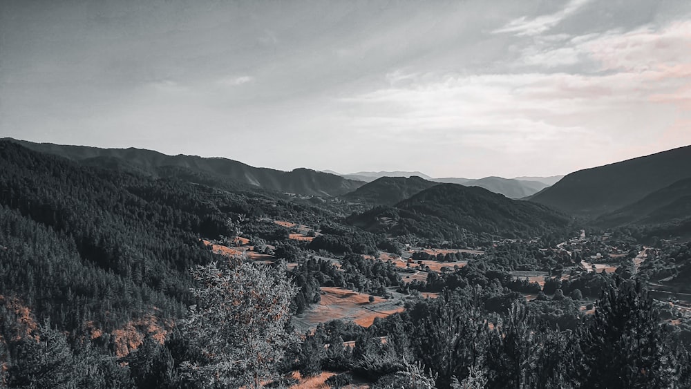 Montañas marrones y grises bajo nubes blancas durante el día