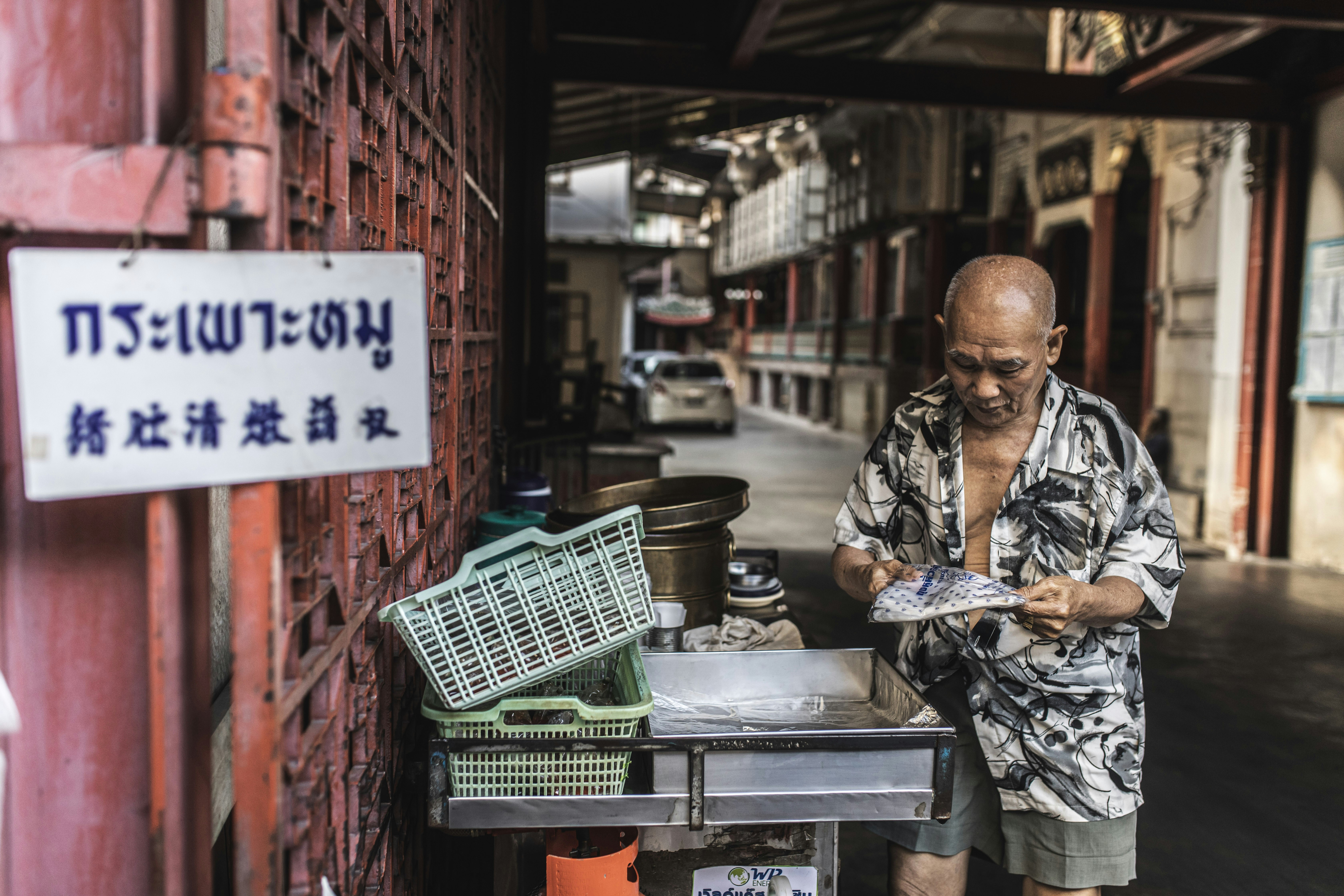 Dim sum seller in Bangkok's Chinatown