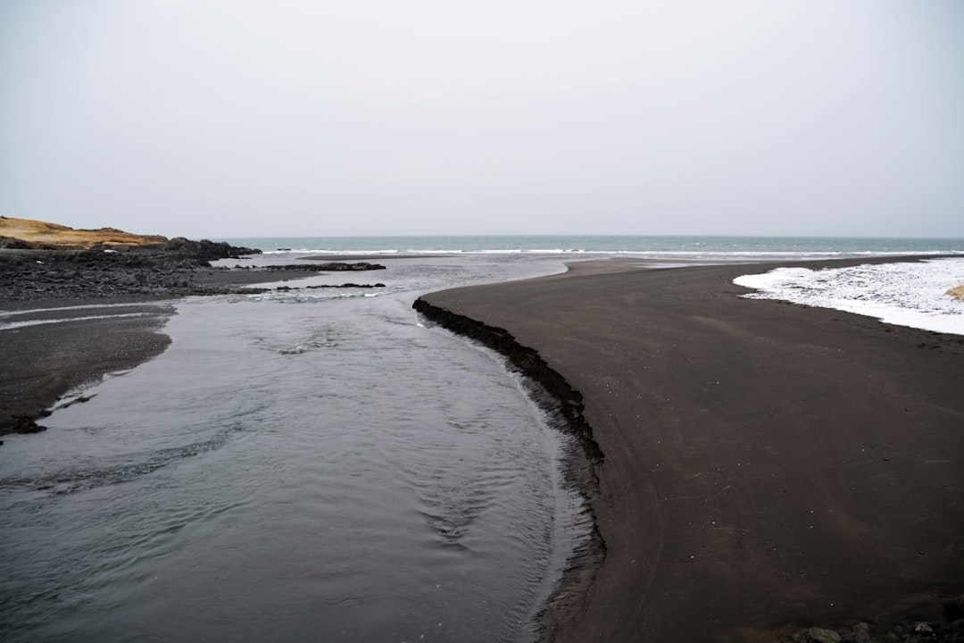 sea waves crashing on shore during daytime