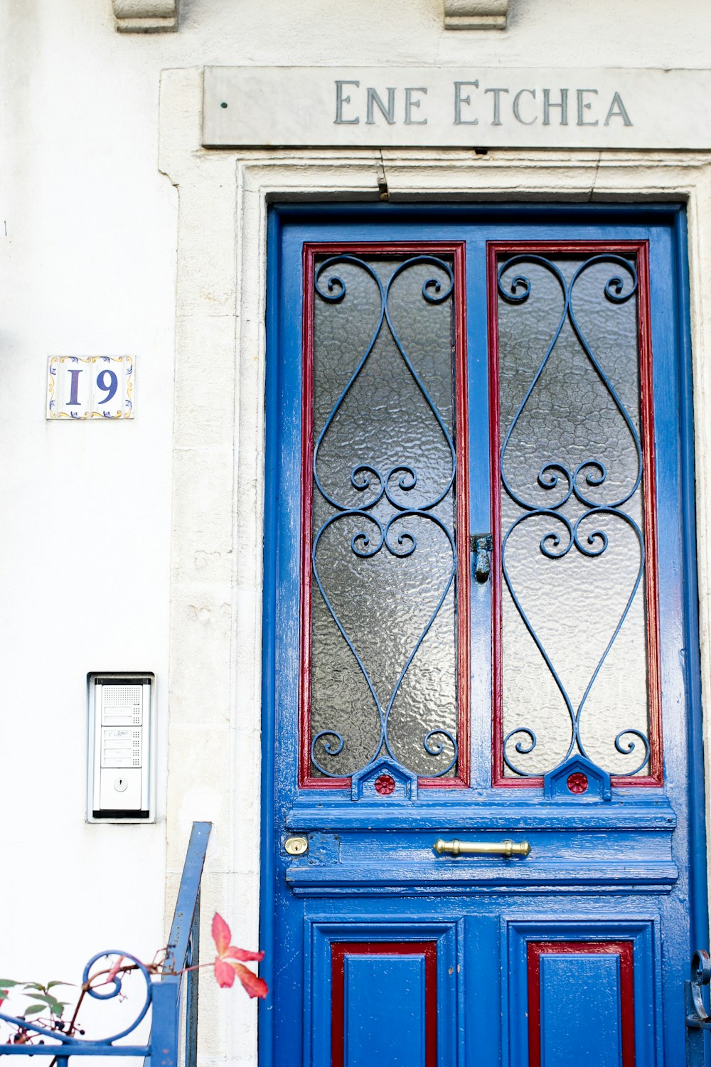 porta de madeira azul com alavanca da porta de aço inoxidável