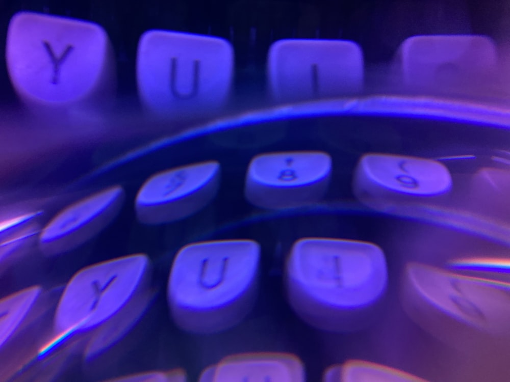 teclado de computador roxo e branco
