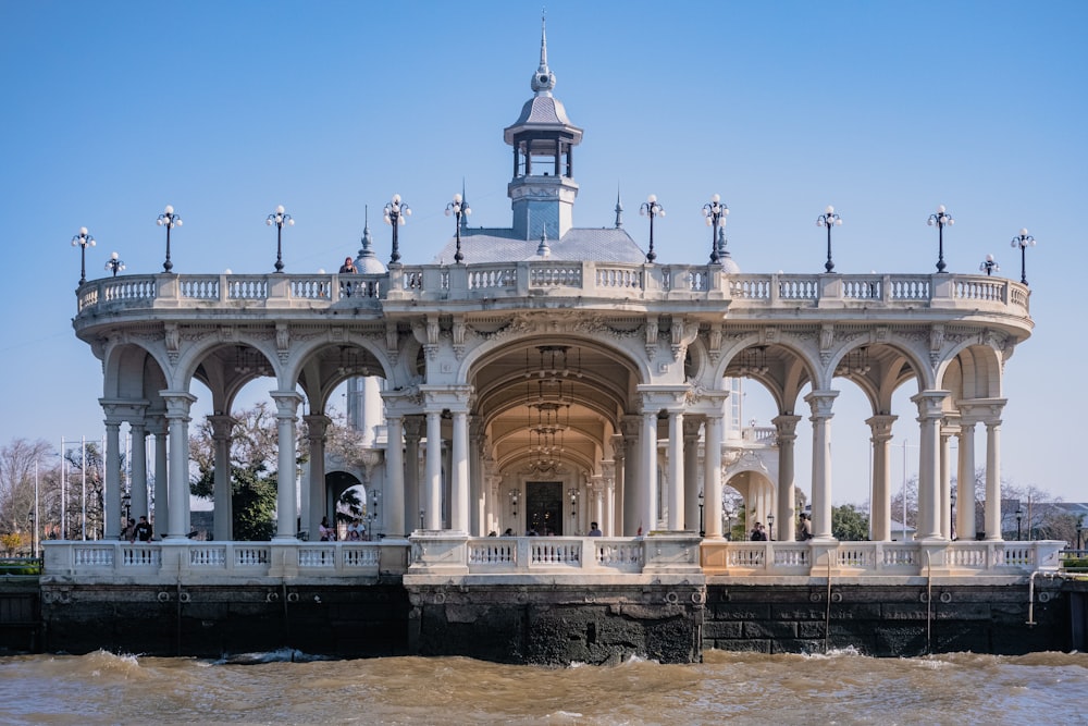 Bâtiment en béton blanc sous le ciel bleu pendant la journée