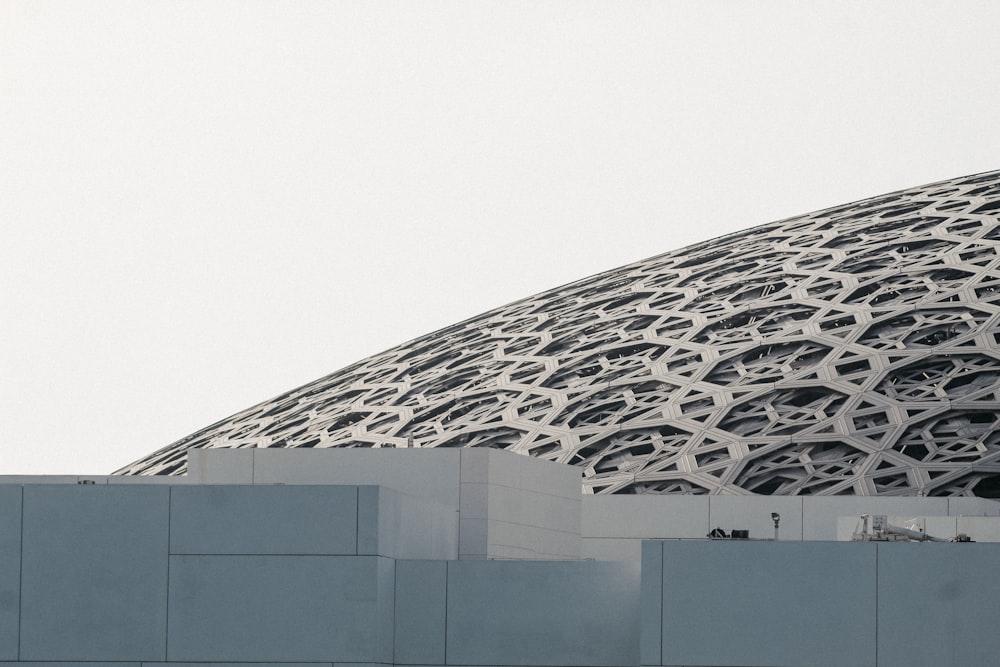 Edificio de hormigón gris bajo el cielo blanco durante el día