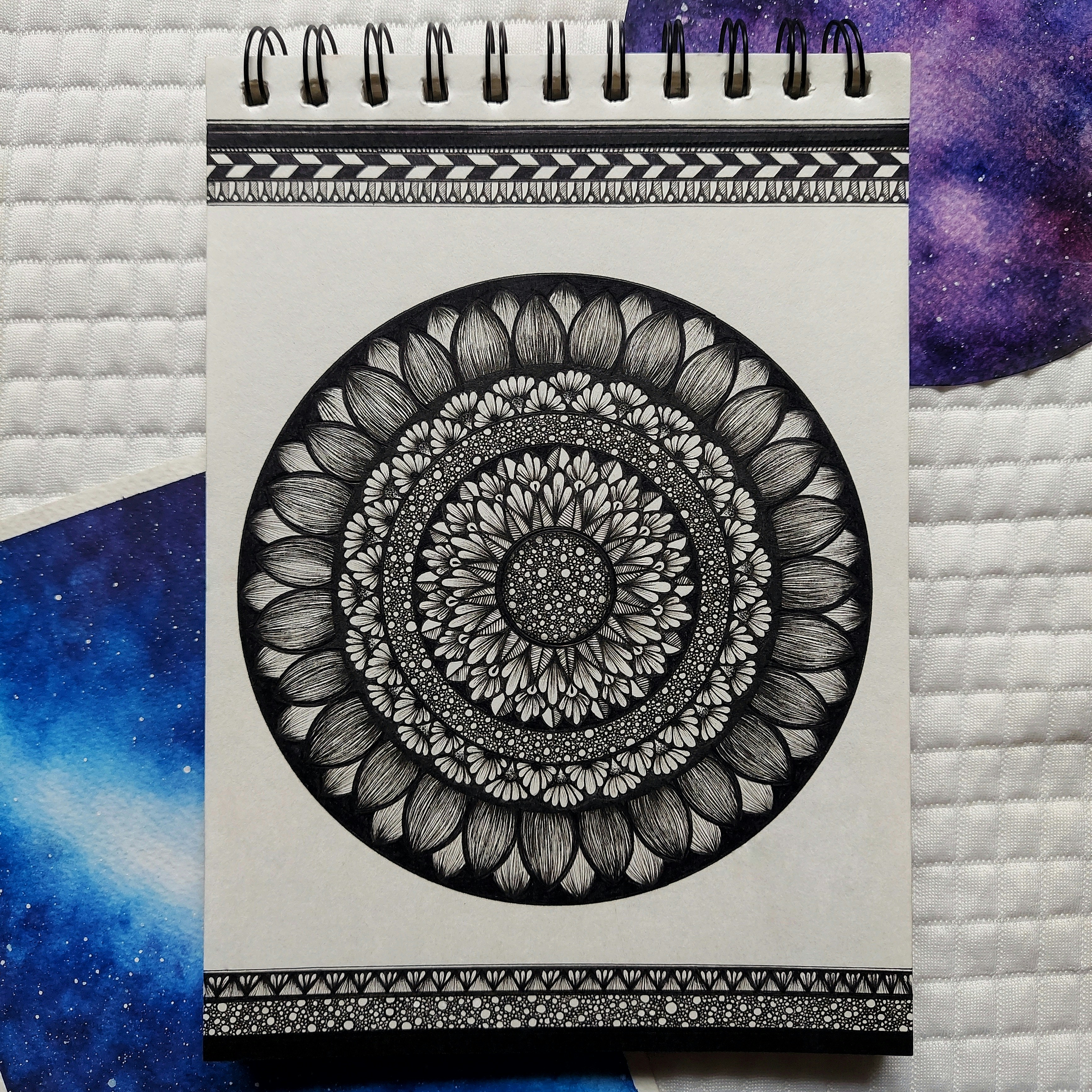 Mandala - Dessin Centré - Symbole riche en significations, organisé autour d'un centre défini et d'une circonférence fermée.