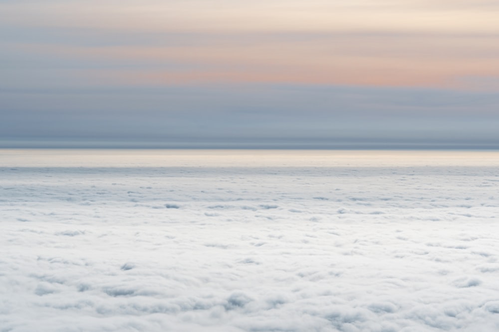 nuvole bianche sul mare durante il giorno