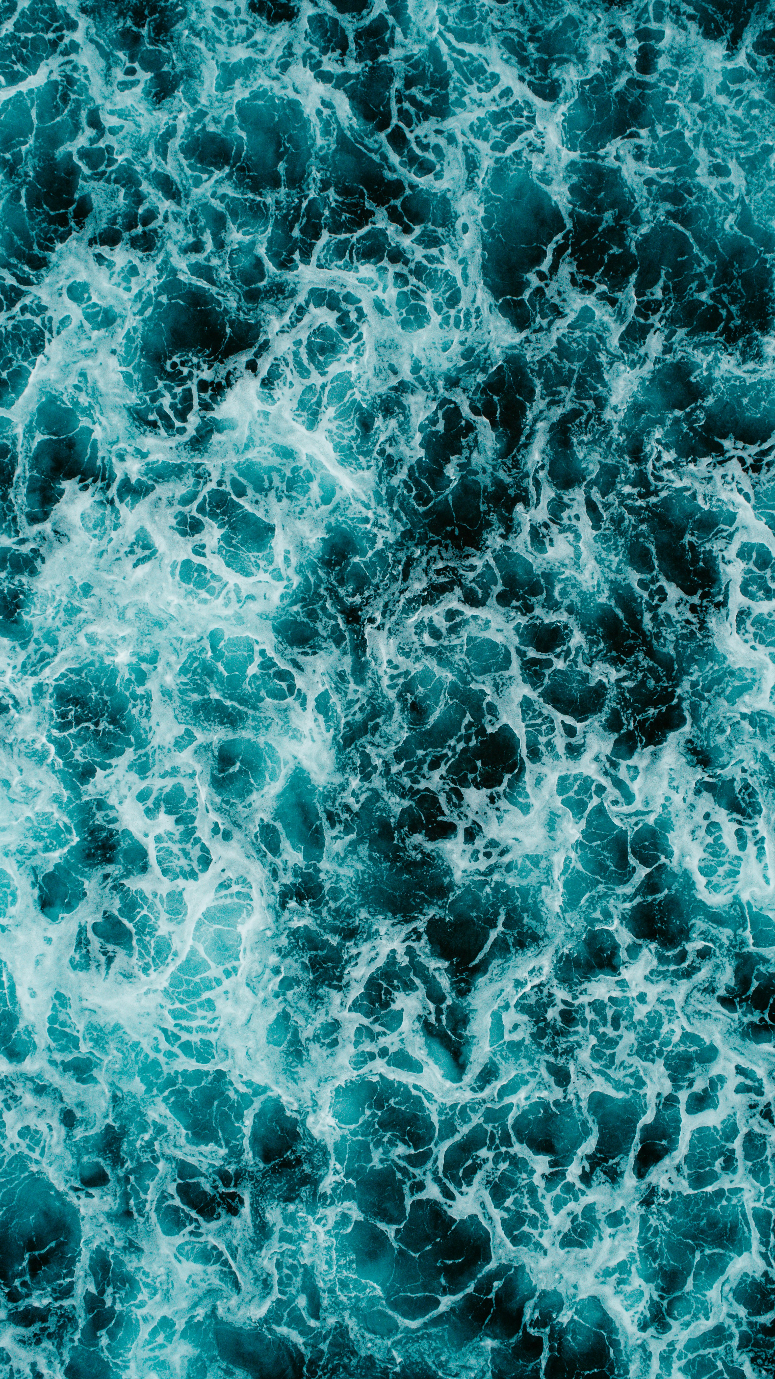 青と白の抽象画