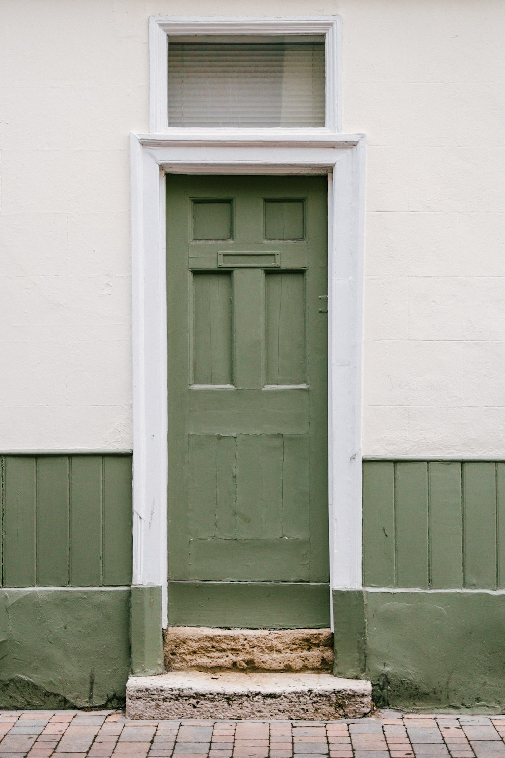 Porte en bois blanc avec des plantes vertes