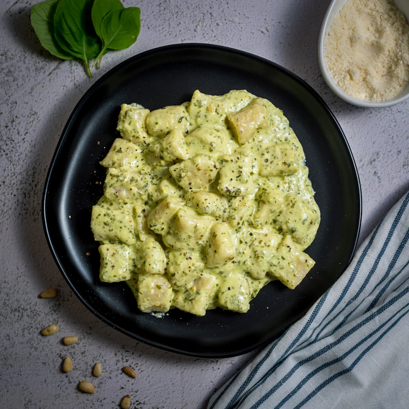 Gnocchi artesanal servido em prato escuro