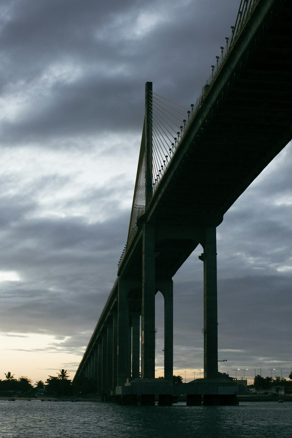 Puente de hormigón gris bajo nubes grises durante el día