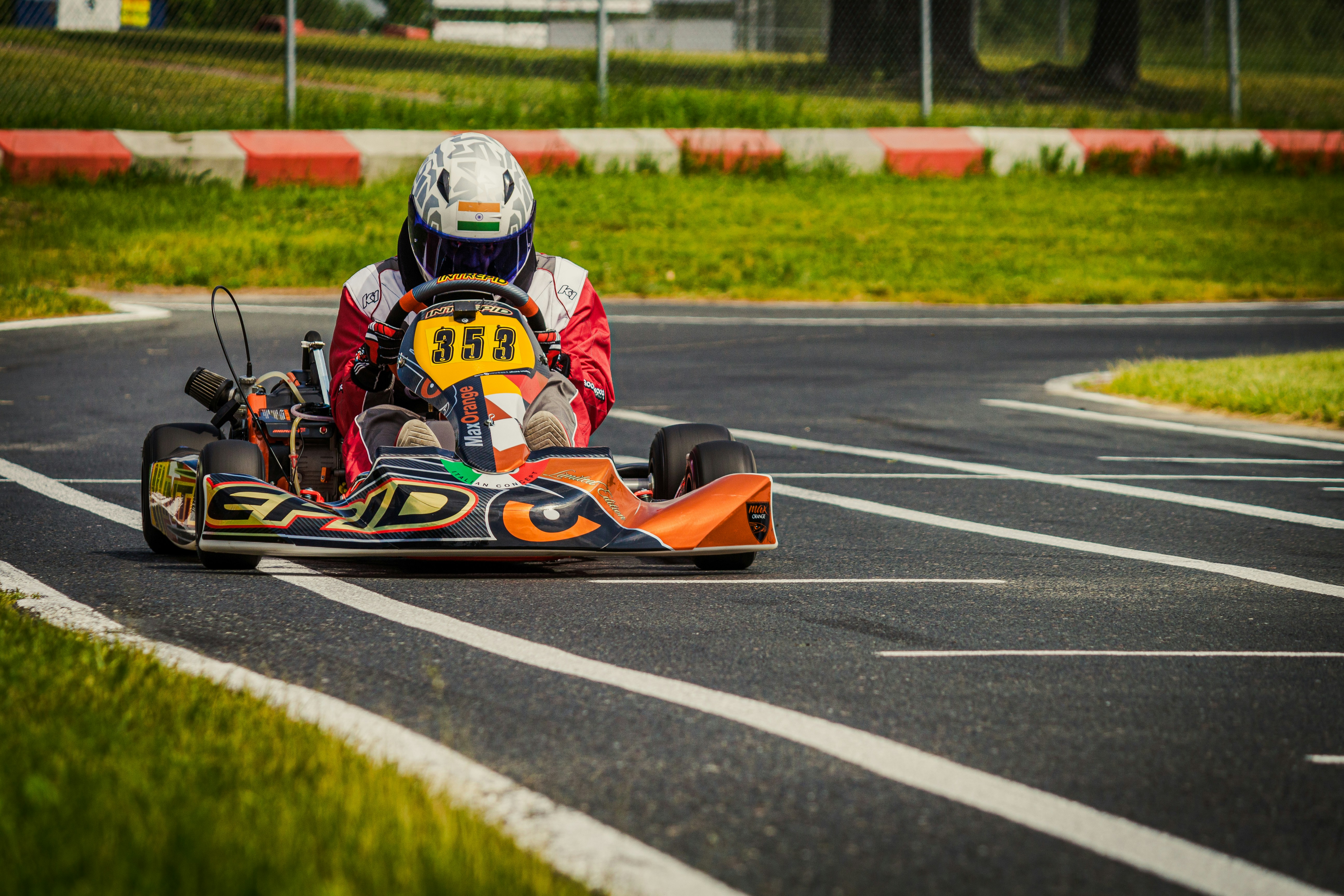 kart naranja y azul en la pista durante el día