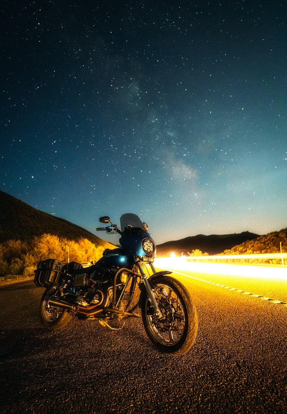 Schwarzes Motorrad nachts unterwegs