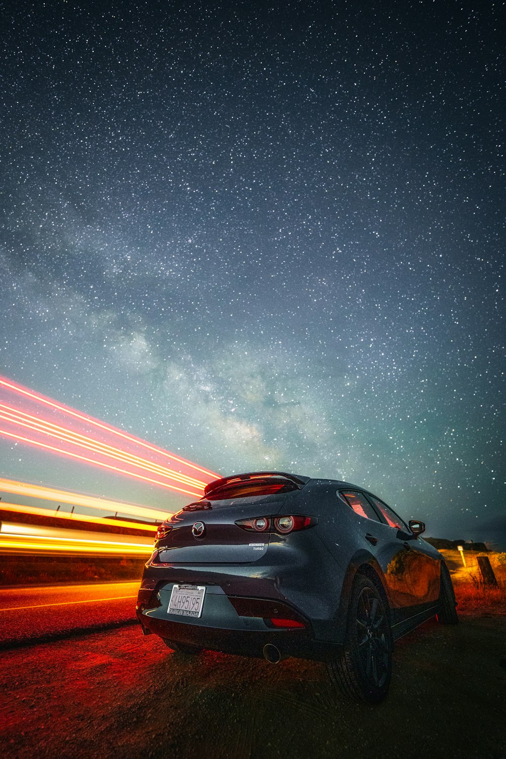 BMW M 3 coupé nera su strada durante la notte