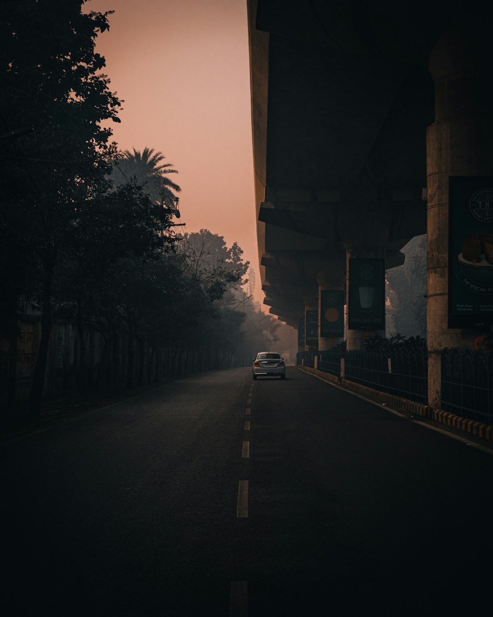 Coche negro en la carretera durante el día