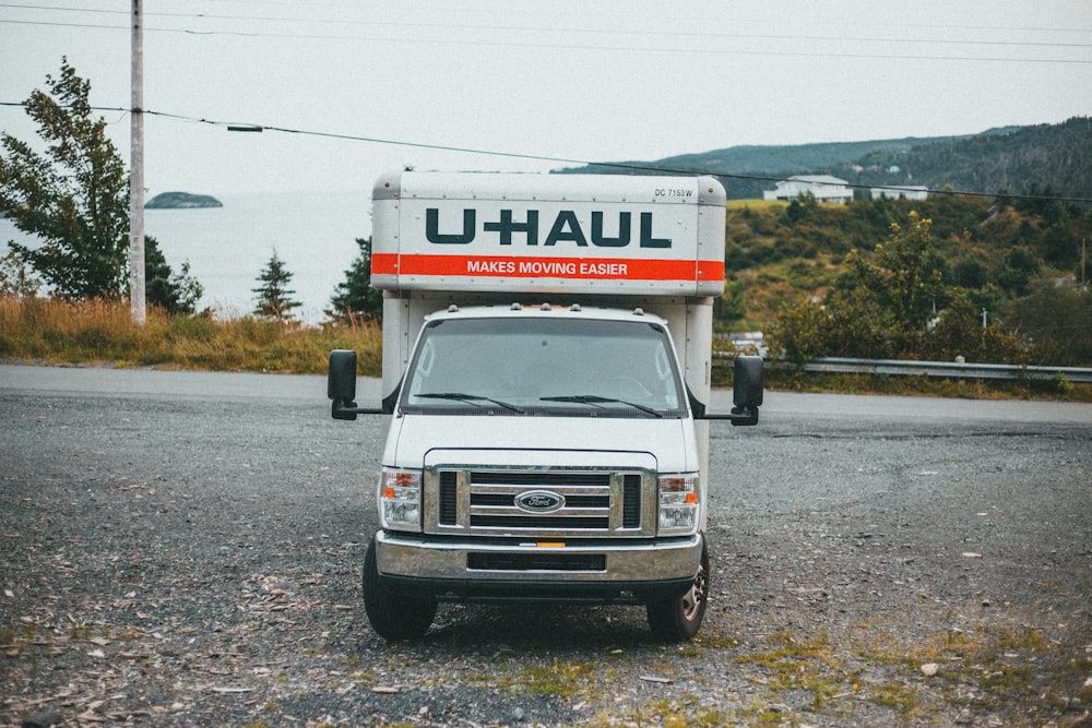 un camion blanc garé sur le bord d’une route