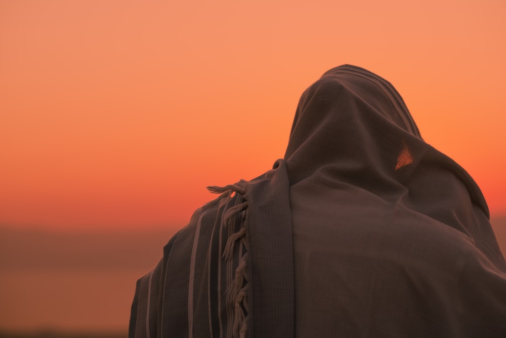 personne en hijab blanc sous le ciel bleu pendant la journée