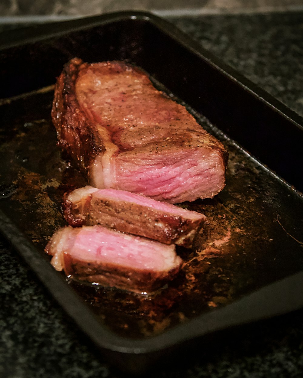 carne fatiada na bandeja preta