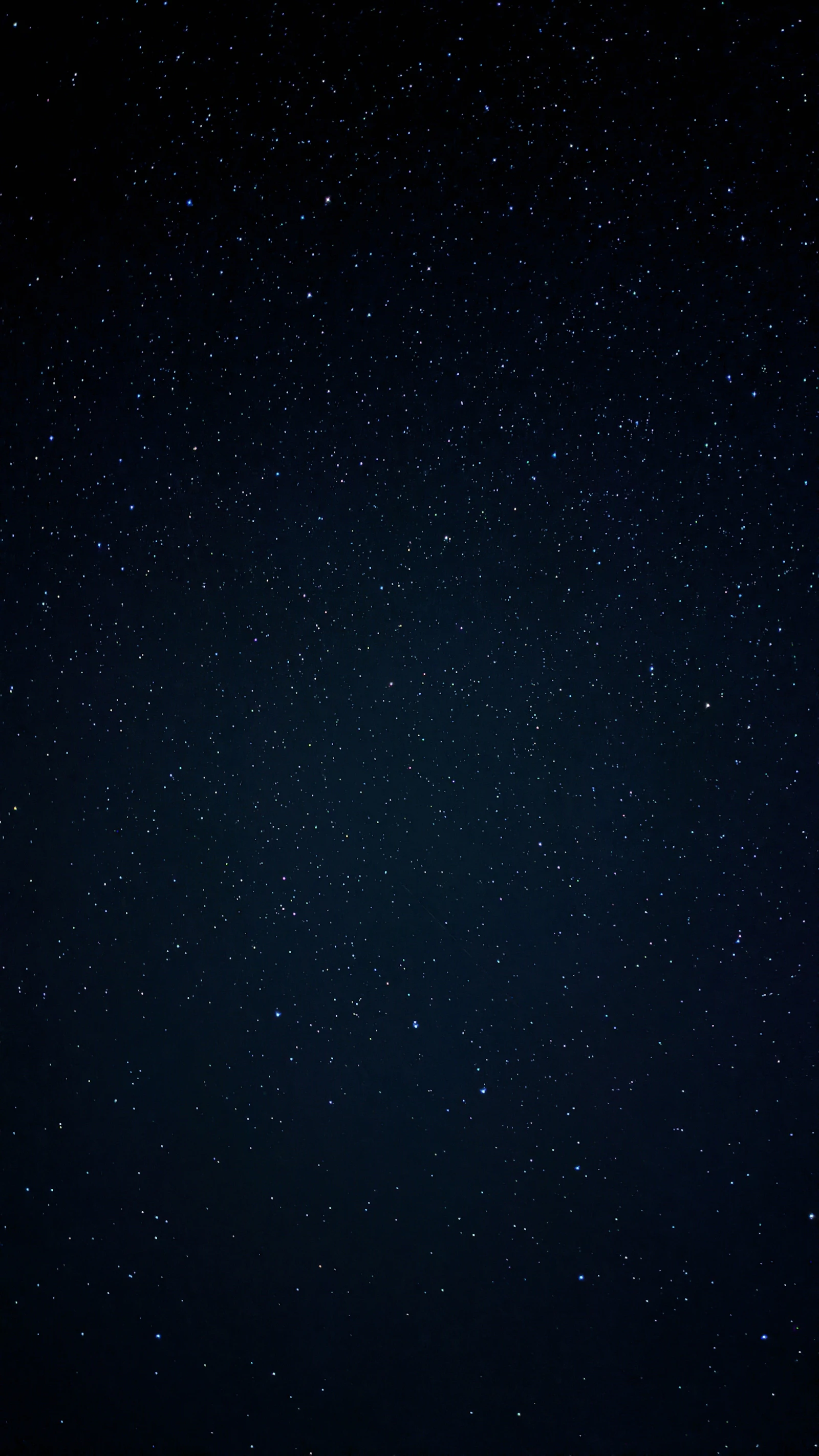 Ciel nocturne étoilé d'un bleu profond