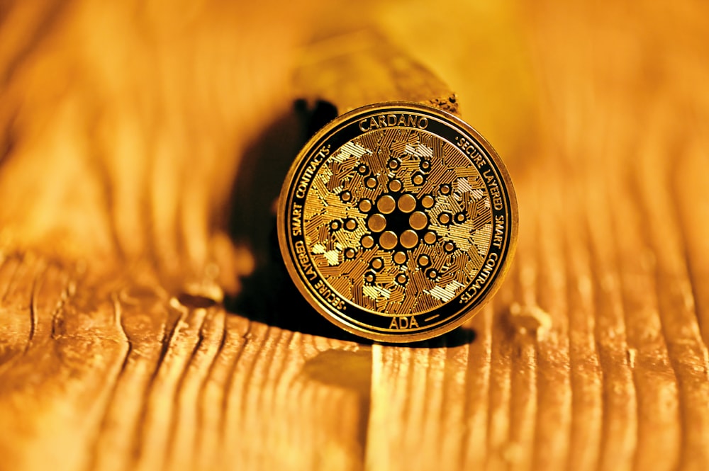 Goldene und schwarze runde Chronographenuhr