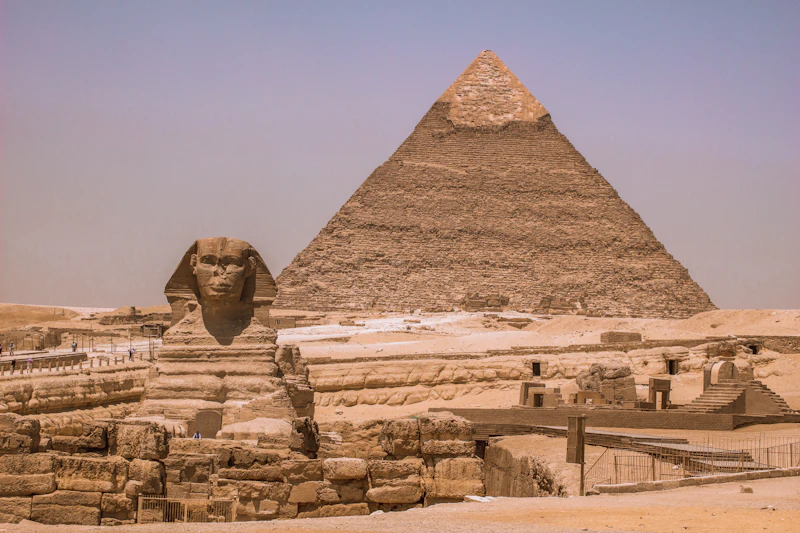 Пирамиды Гизы на фоне заходящего солнца