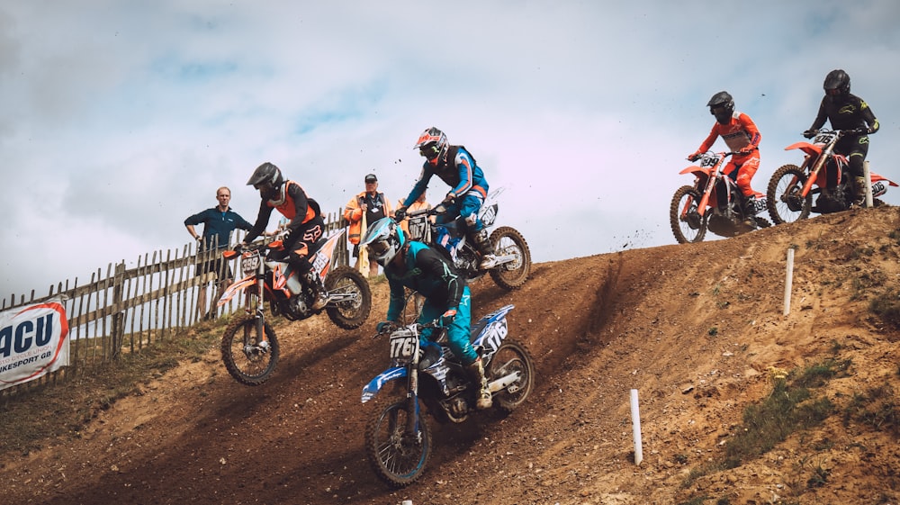 persone che guidano moto da cross durante il giorno