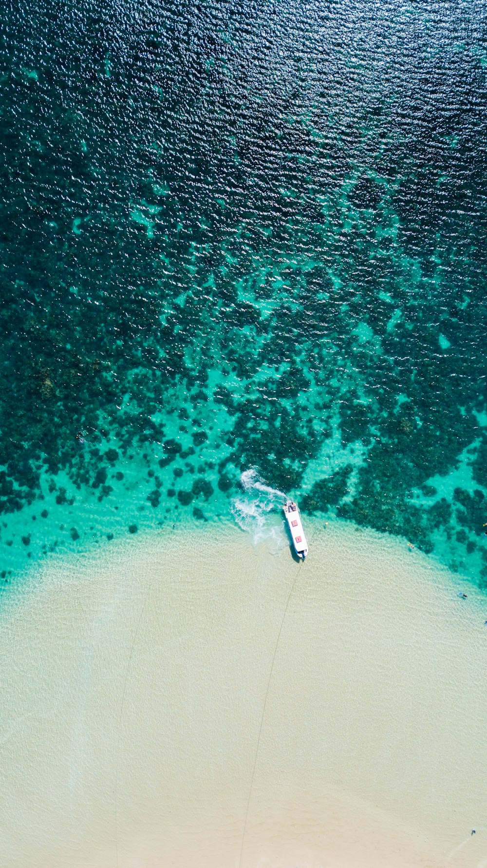 Vista aérea de White Boat en el mar durante el día