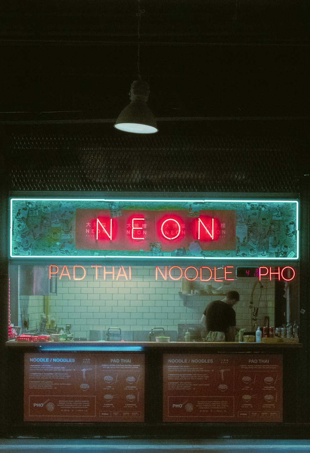 Eine Leuchtreklame mit der Aufschrift Neonpad Thai Noodle Pho