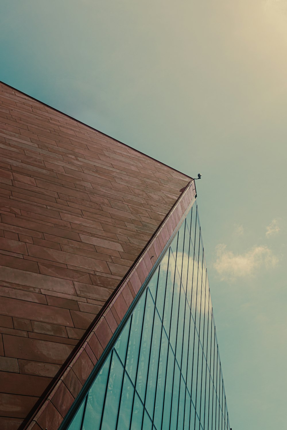 昼間の青空に映える茶色のレンガ造りの建物