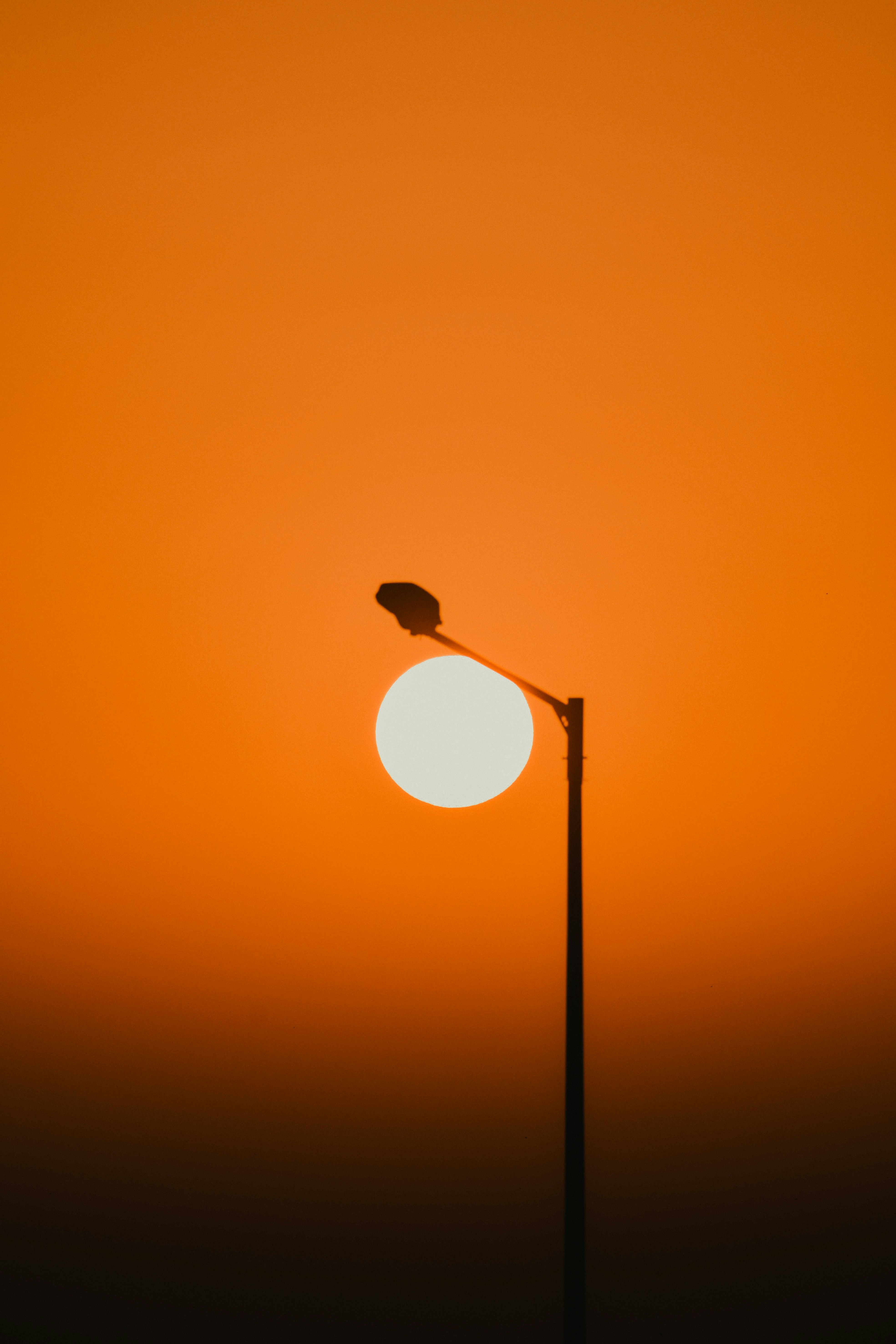 Farola negra durante la noche