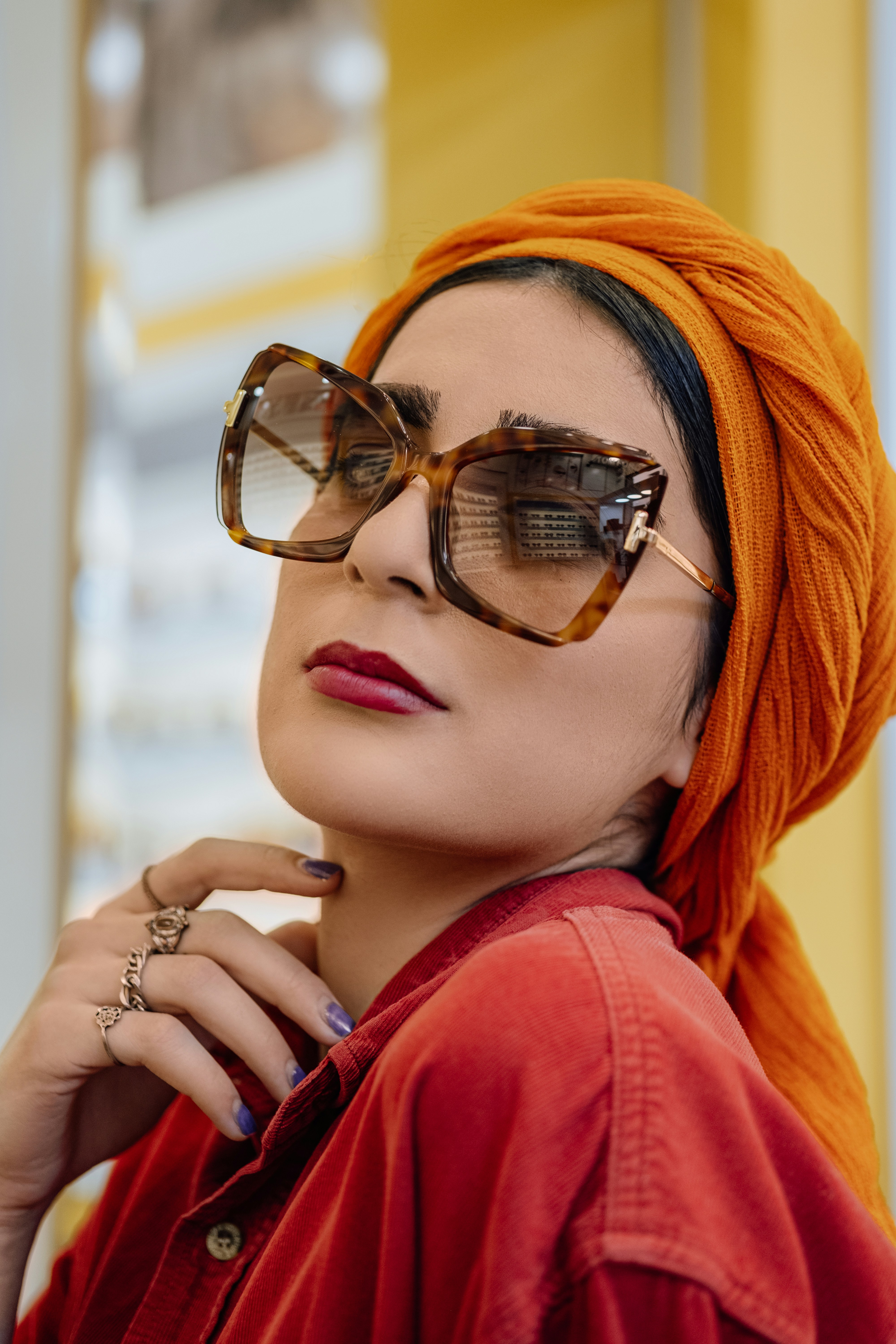 茶色のフレームのサングラスをかけた赤いパーカーの女性の写真 Unsplashで見つけるテヘランの無料写真
