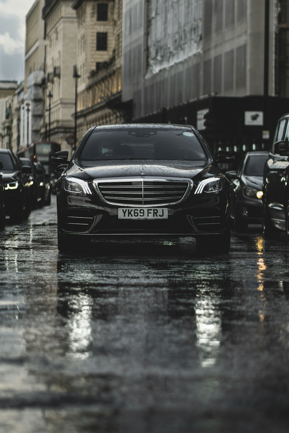 Auto nera del benz di Mercedes sulla strada durante il giorno