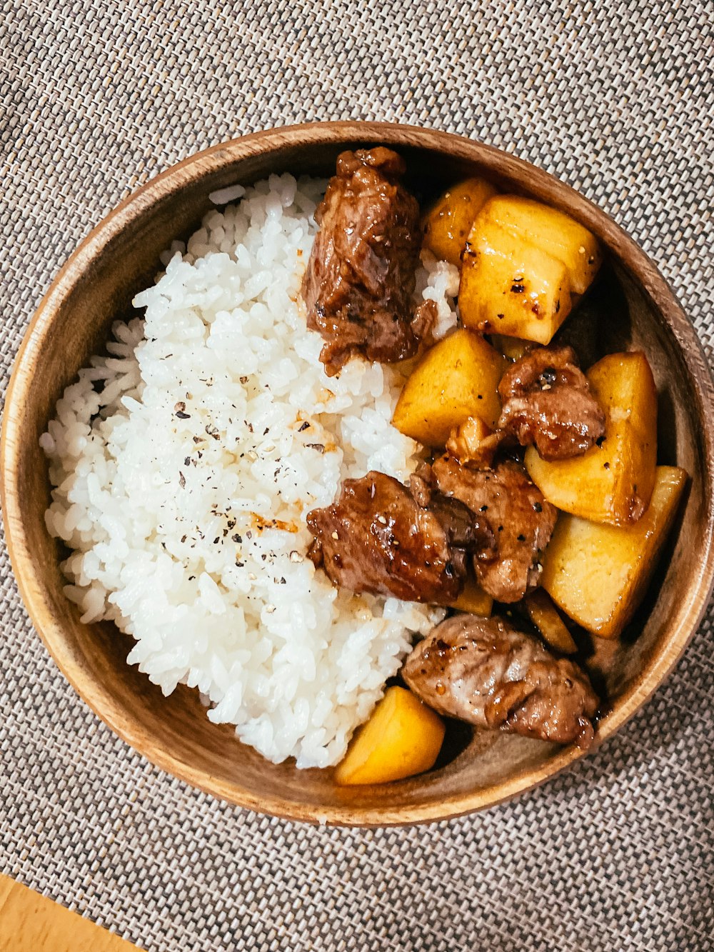 comida cozida na tigela de cerâmica marrom