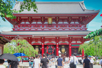 Visitors at the gate of Senso-ji temple, Asakusa, Tokyo