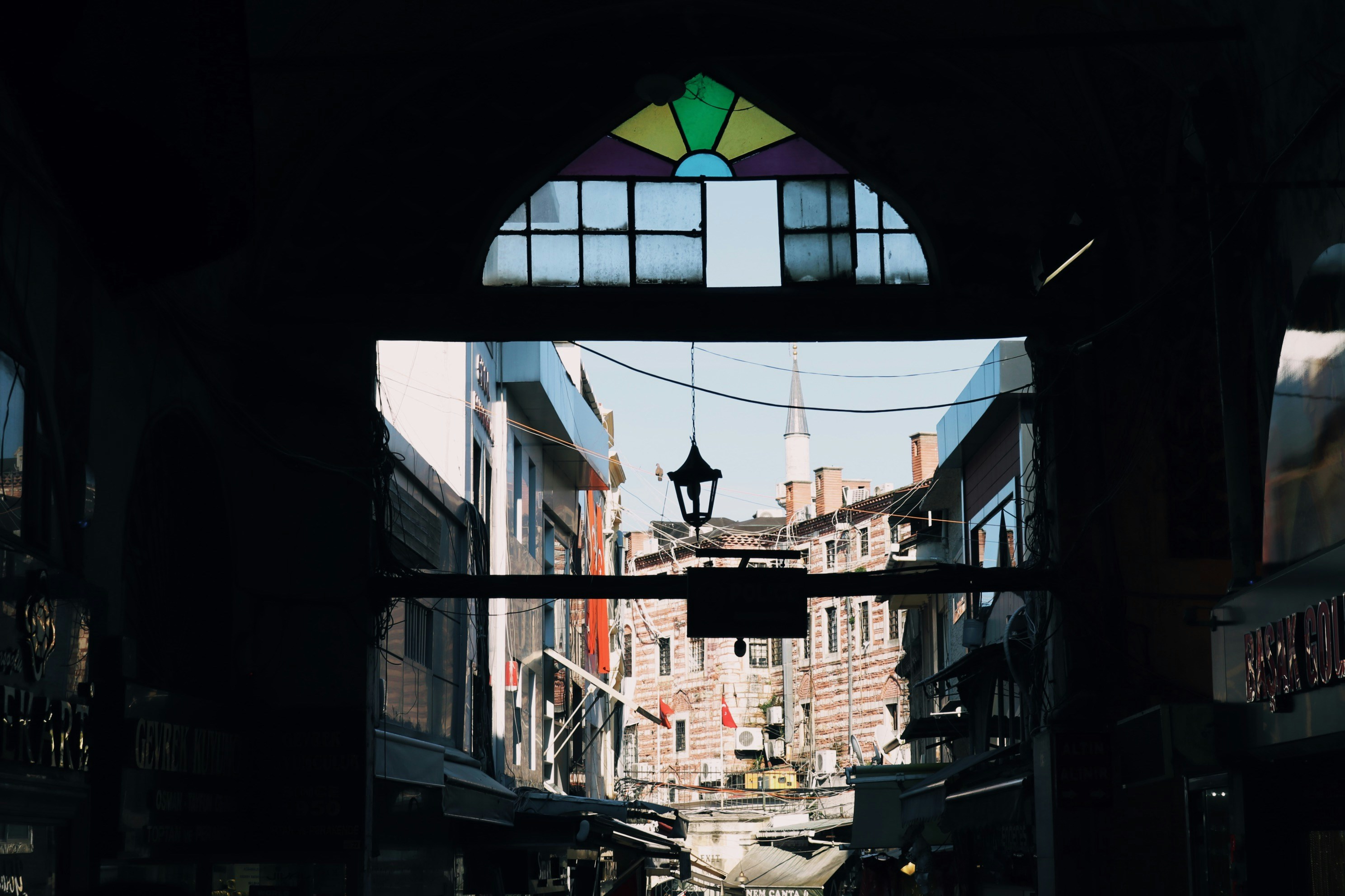 Schwarz-Weiß-Betongebäude tagsüber