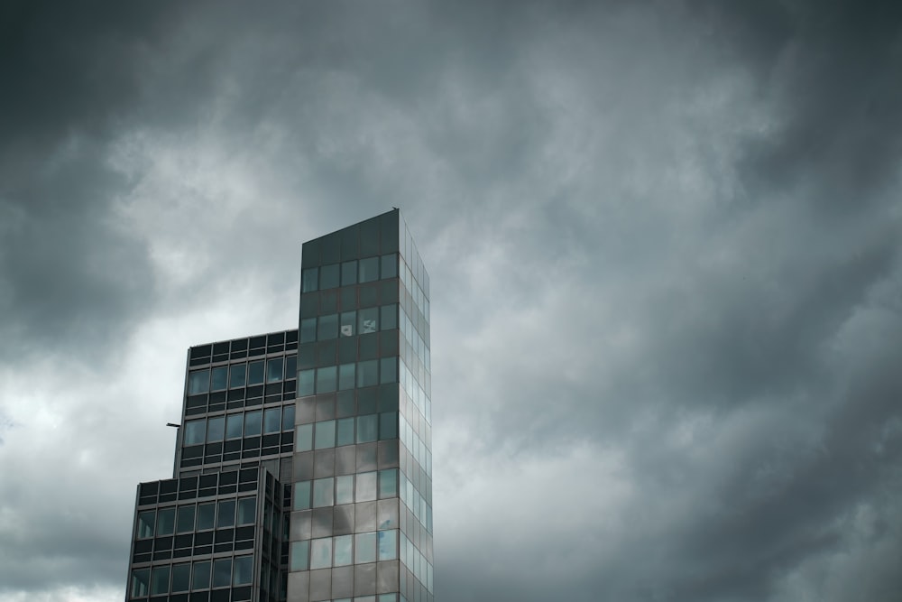 Bâtiment en béton gris sous ciel gris