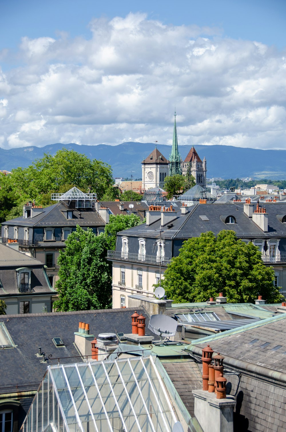 voitures garées à côté d’un bâtiment en béton brun pendant la journée