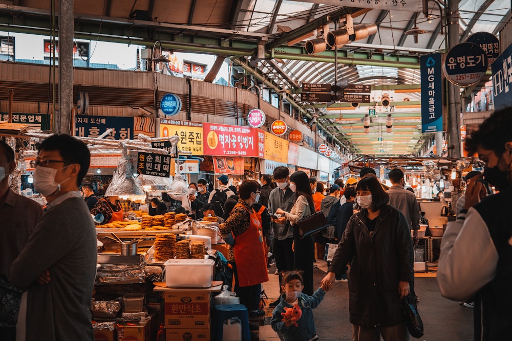 pessoas no mercado durante o dia