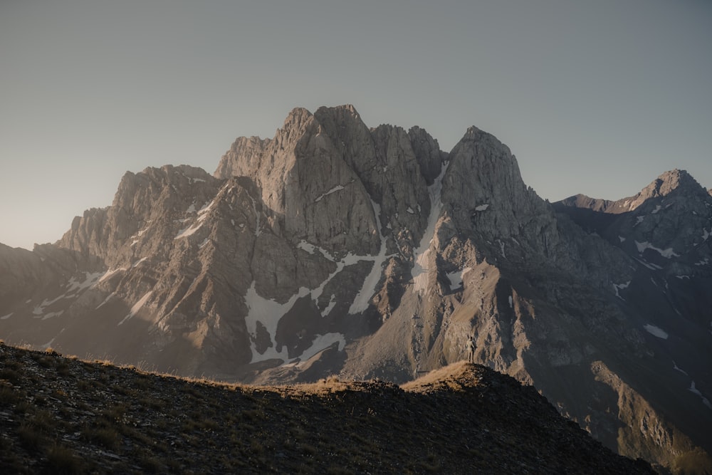 Brauner Rocky Mountain tagsüber unter blauem Himmel