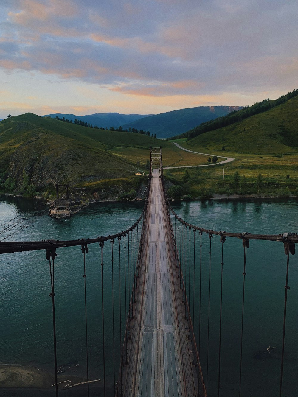 graue Holzbrücke über den Fluss tagsüber