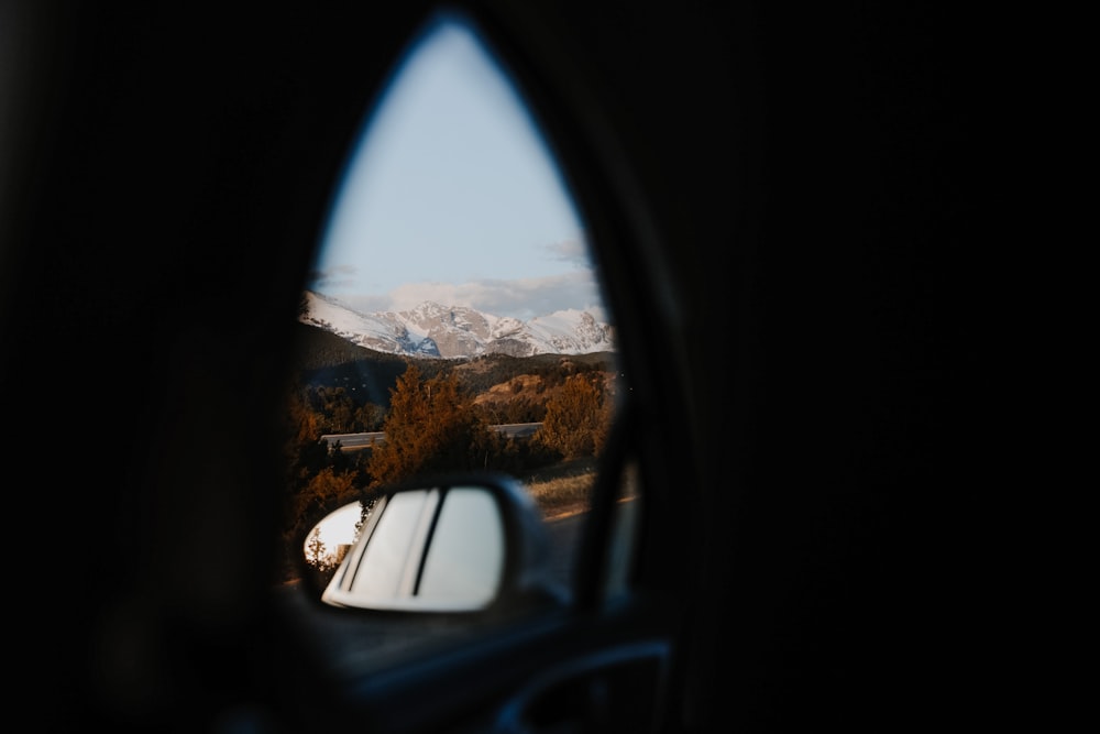 rétroviseur latéral de voiture montrant la chaîne de montagnes