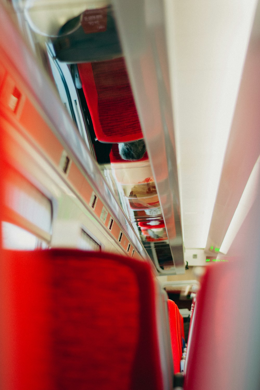 赤と白の電車の内装の写真 Unsplashで見つけるニューカッスル アポン タインの無料写真